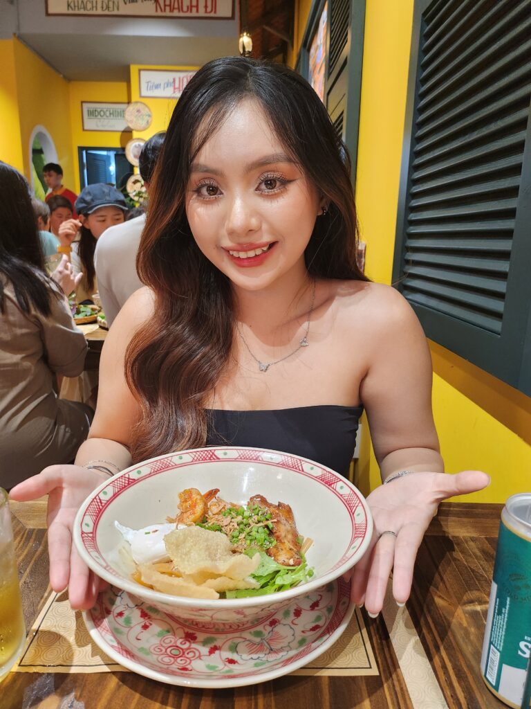 호치민 맛집 벱메인에서 맛있는 국수 요리를 즐기는 모습