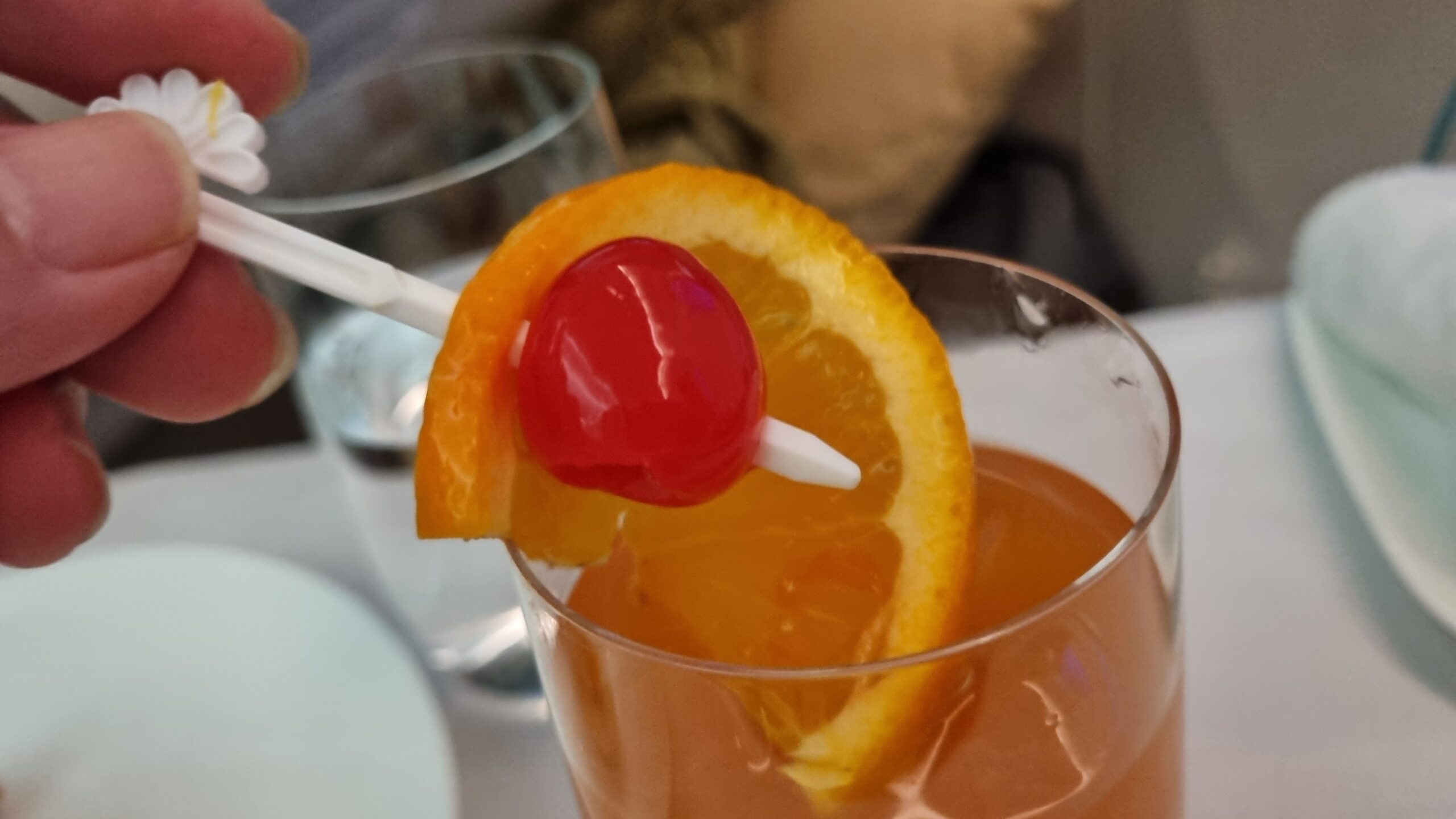 기내 음료에 올려진 체리와 오렌지 슬라이스 클로즈업