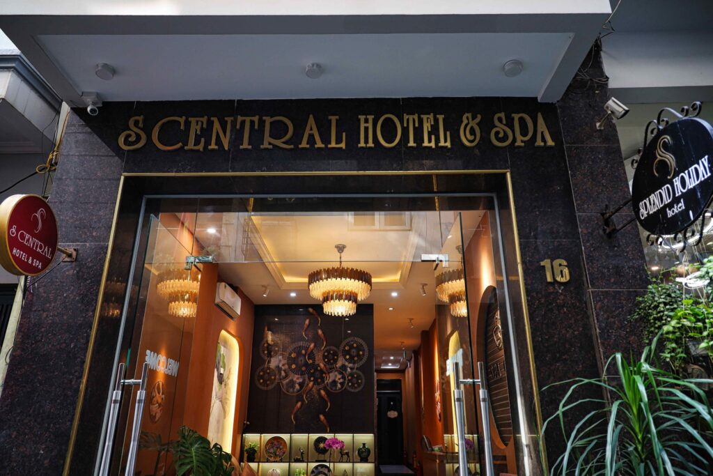S 센트럴 호텔 & 스파의 고급스러운 정문 입구 전경