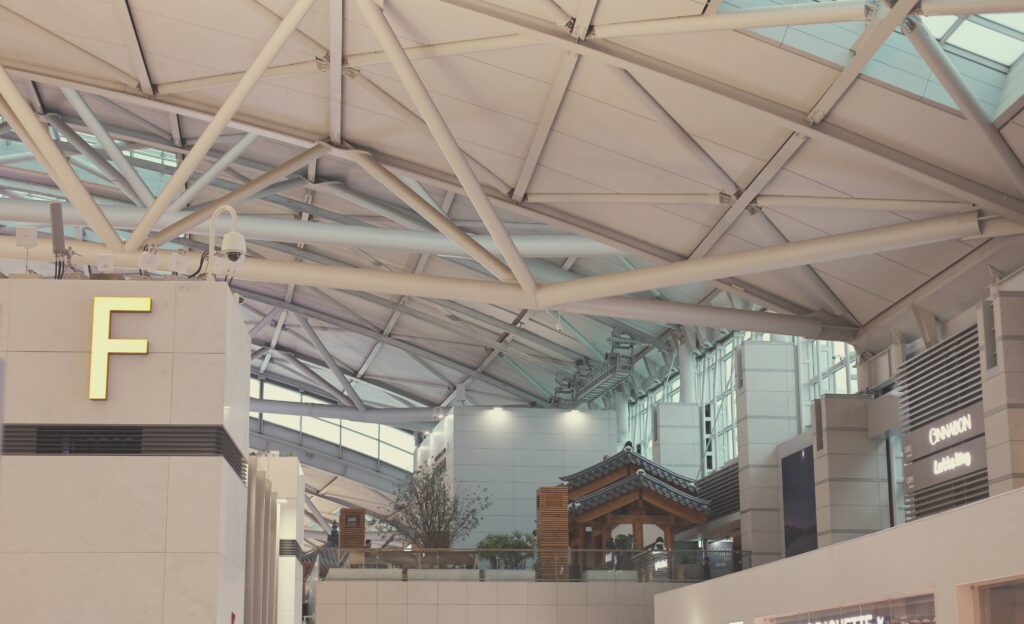 인천공항 제2여객터미널의 미래적인 천장 구조와 한국 전통 가옥 디자인의 라운지