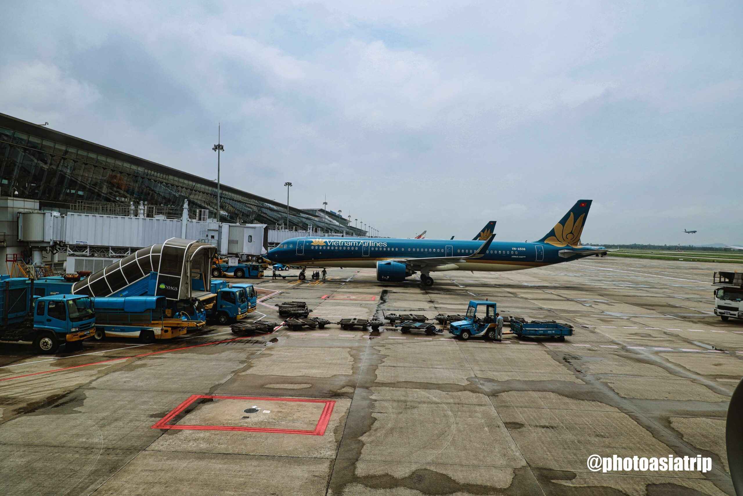 하노이 노이바이 국제공항 게이트에 도착하여 주기한 베트남항공 비행기