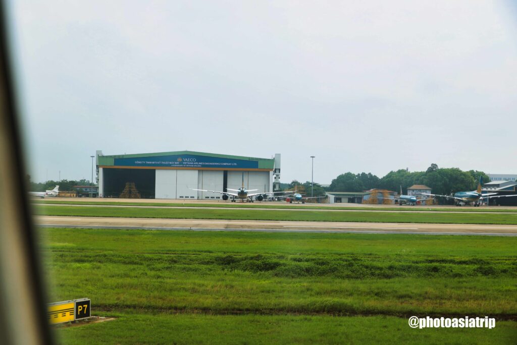 하노이 노이바이 국제공항 활주로에 부드럽게 착륙하는 순간