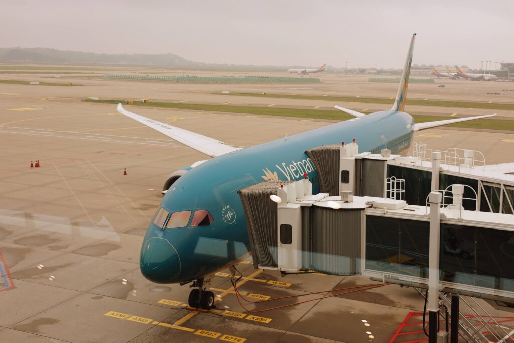 인천공항 110번 게이트에 주기된 베트남항공 보잉 787 드림라이너의 위용