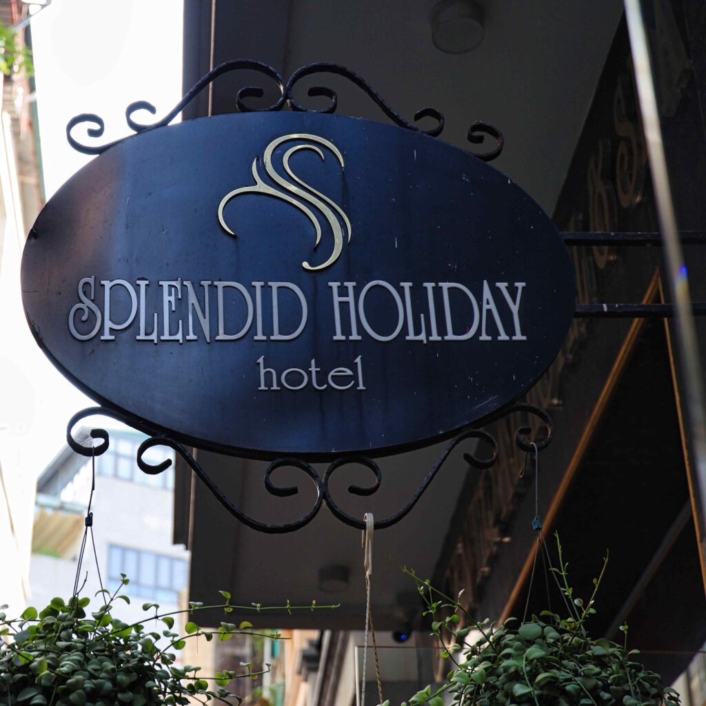 클래식한 디자인의 스플렌디드 홀리데이 호텔 간판