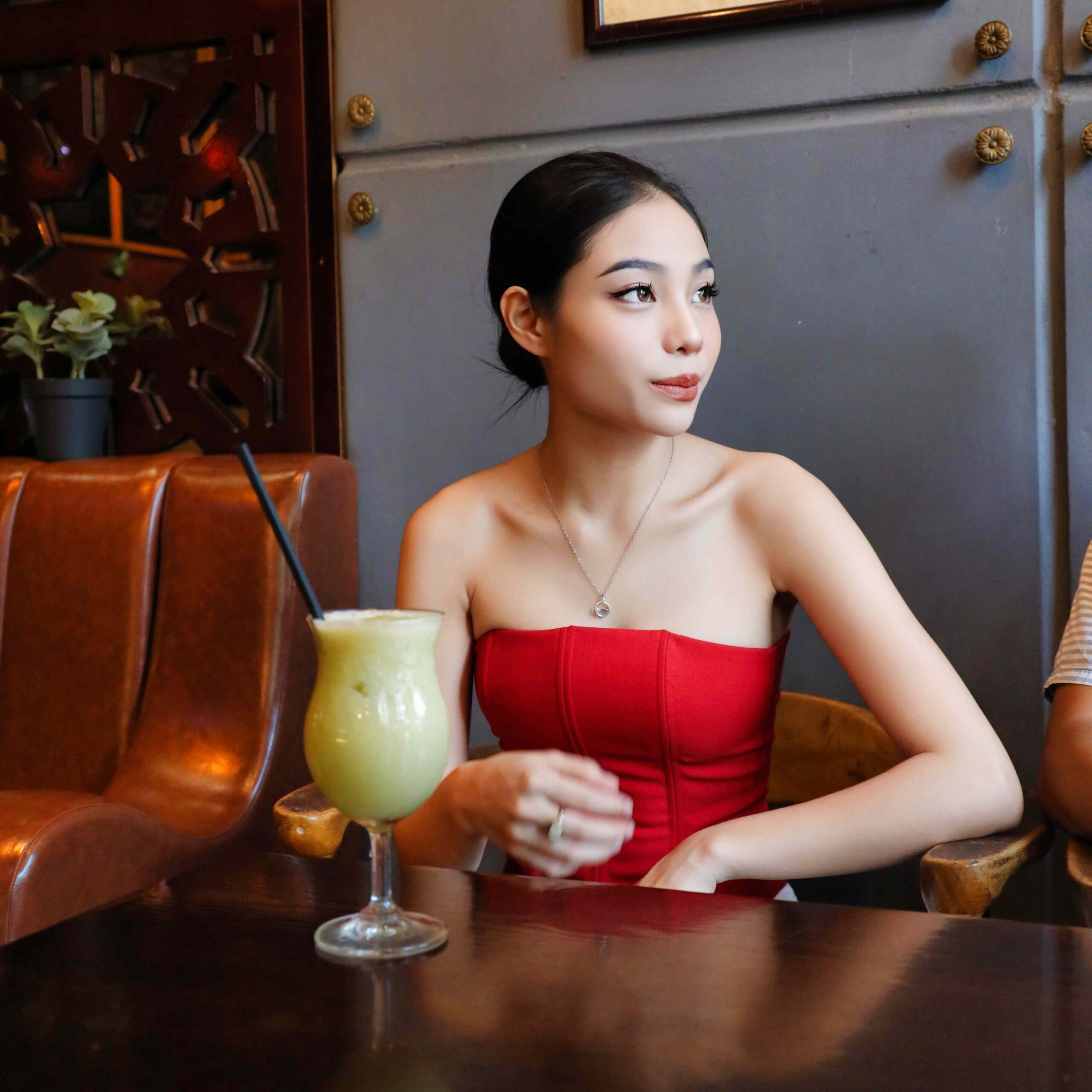 카페에 앉아 있는 베트남 현지 모델의 모습