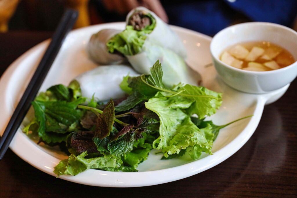 테이블 위에 놓인 신선한 베트남식 스프링롤과 소스