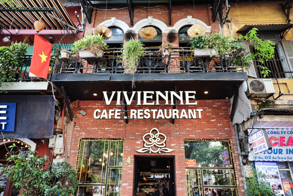 붉은 벽돌 건물의 비비안 카페 레스토랑 외부 전경