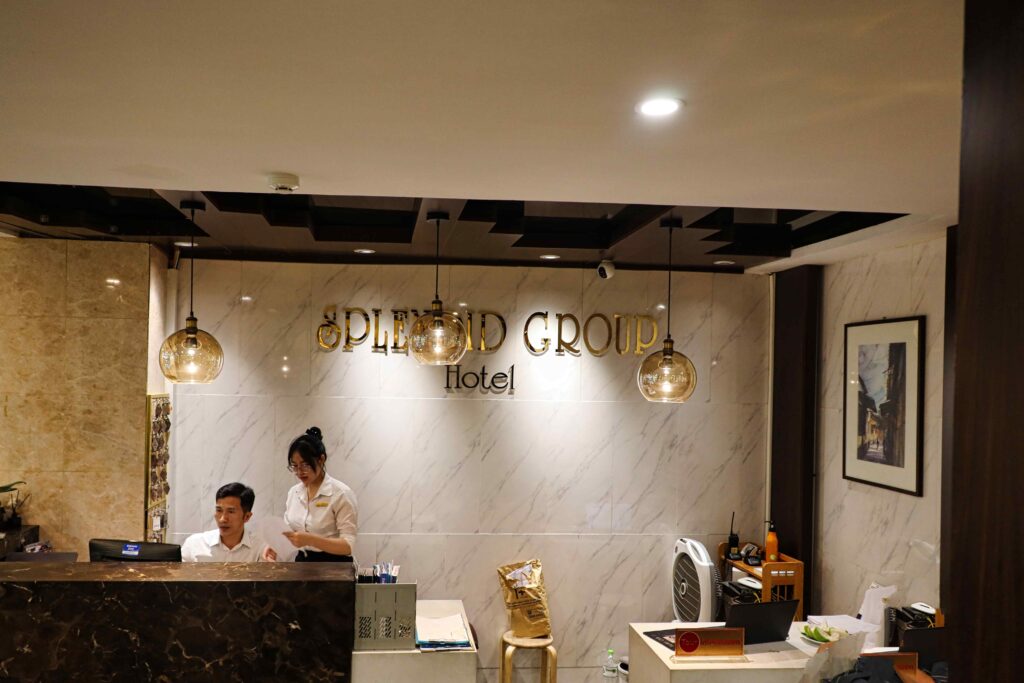 S 센트럴 호텔의 깔끔하고 모던한 로비와 리셉션 데스크