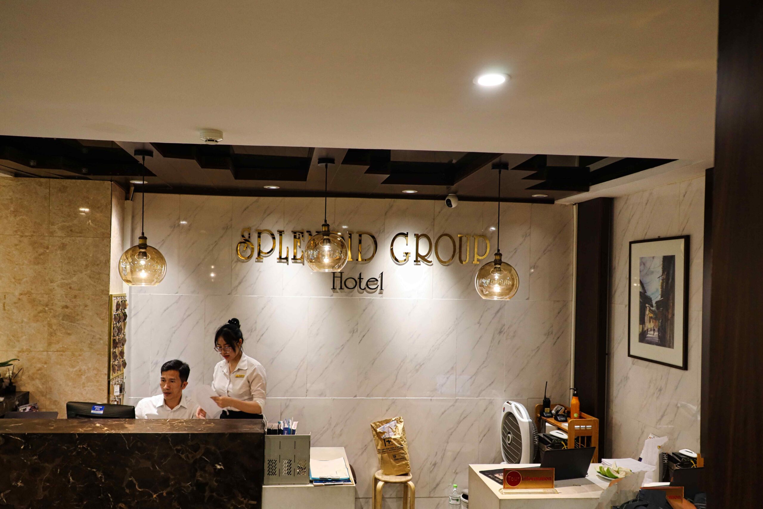 S 센트럴 호텔의 깔끔하고 모던한 로비와 리셉션 데스크