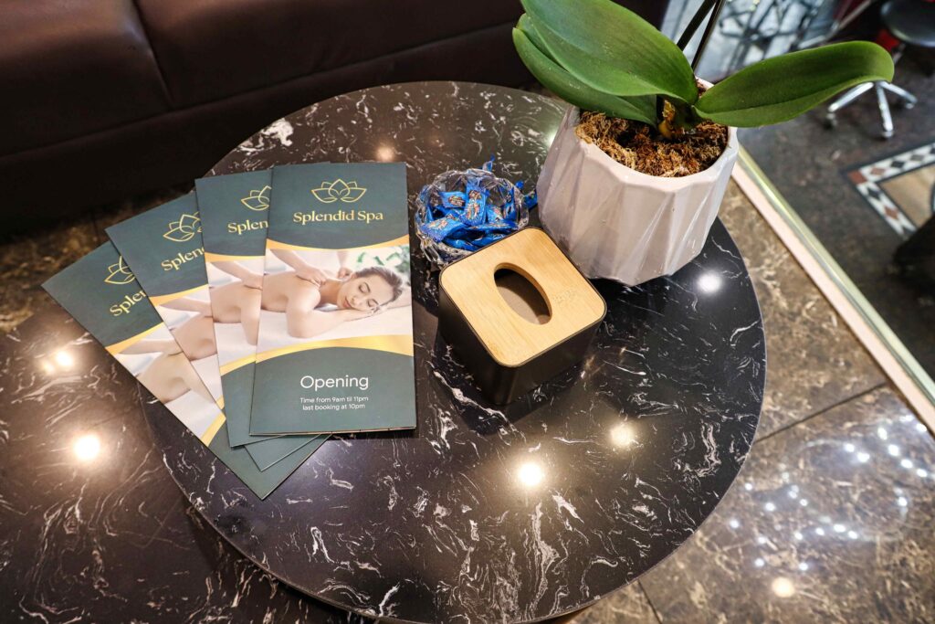 로비 테이블 위에 놓인 스플렌디드 스파 안내 브로셔