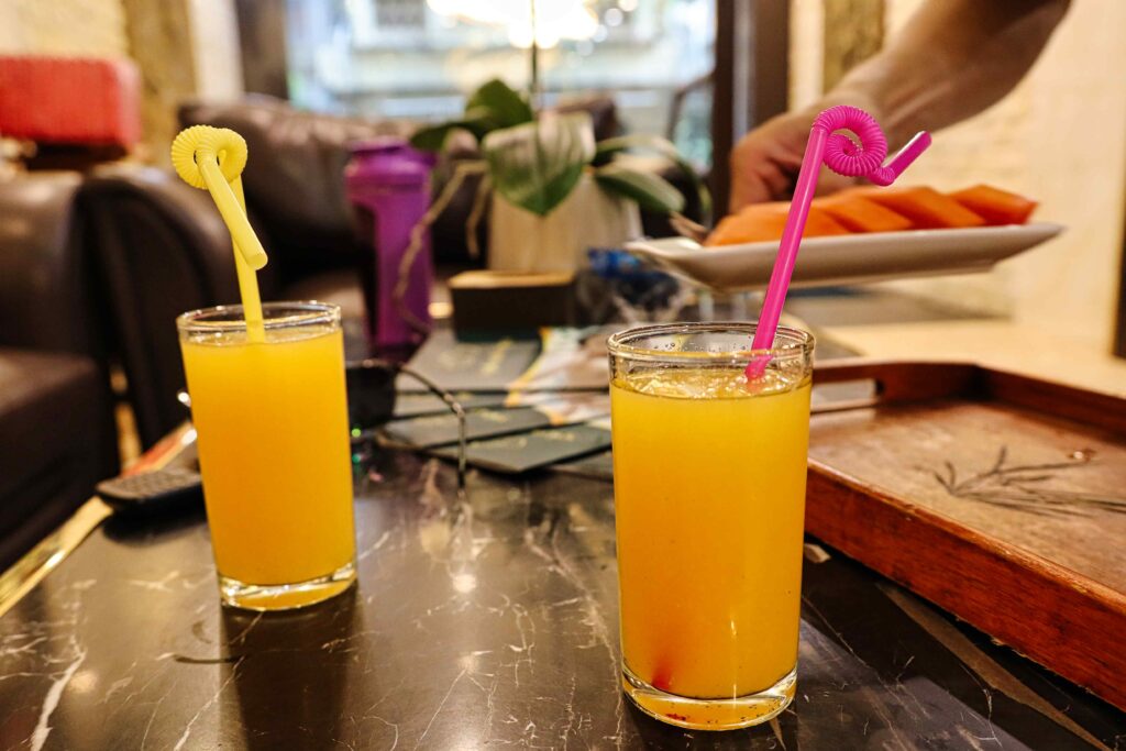 테이블 위에 놓인 시원한 웰컴 드링크와 과일