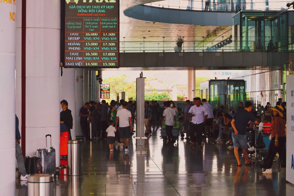 하노이 노이바이 국제공항 도착층, 택시를 기다리는 사람들로 분주한 모습
