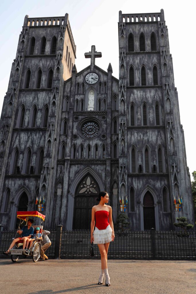 하노이 성요셉 성당의 웅장한 전경과 그 앞에 선 모델