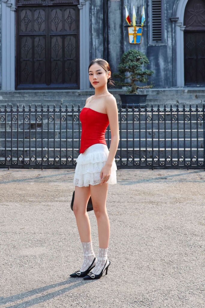 성요셉 성당의 고풍스러운 철문 앞에서 포즈를 취하는 모델의 클로즈업 샷