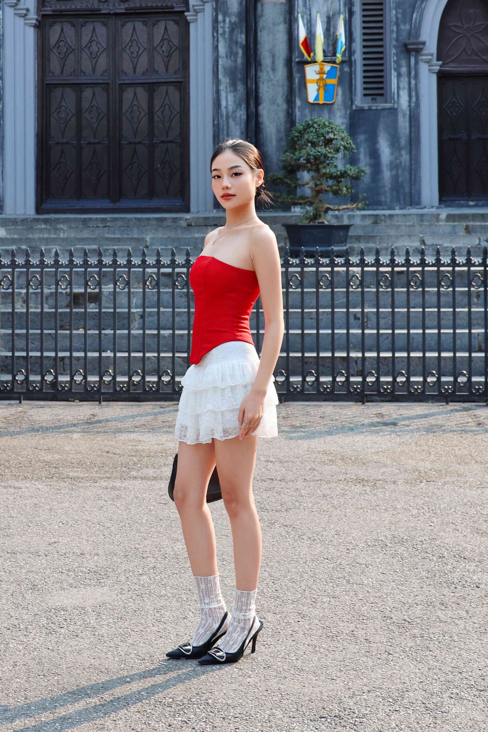 성요셉 성당의 고풍스러운 철문 앞에서 포즈를 취하는 모델의 클로즈업 샷