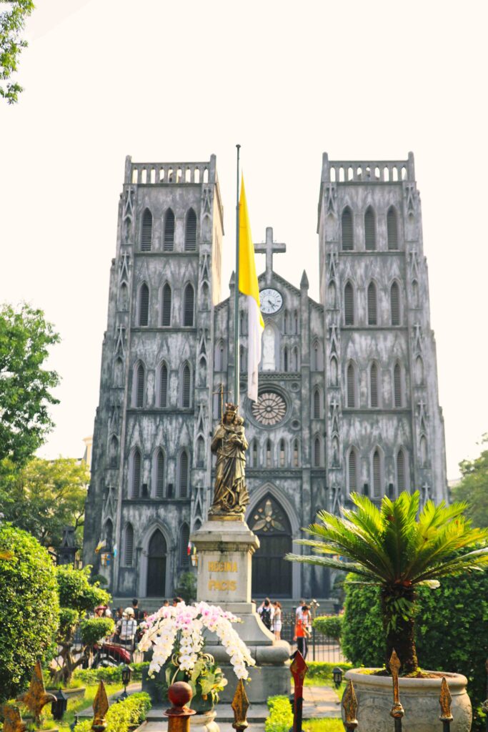 하노이 성요셉 성당의 웅장한 정면을 낮에 촬영한 사진