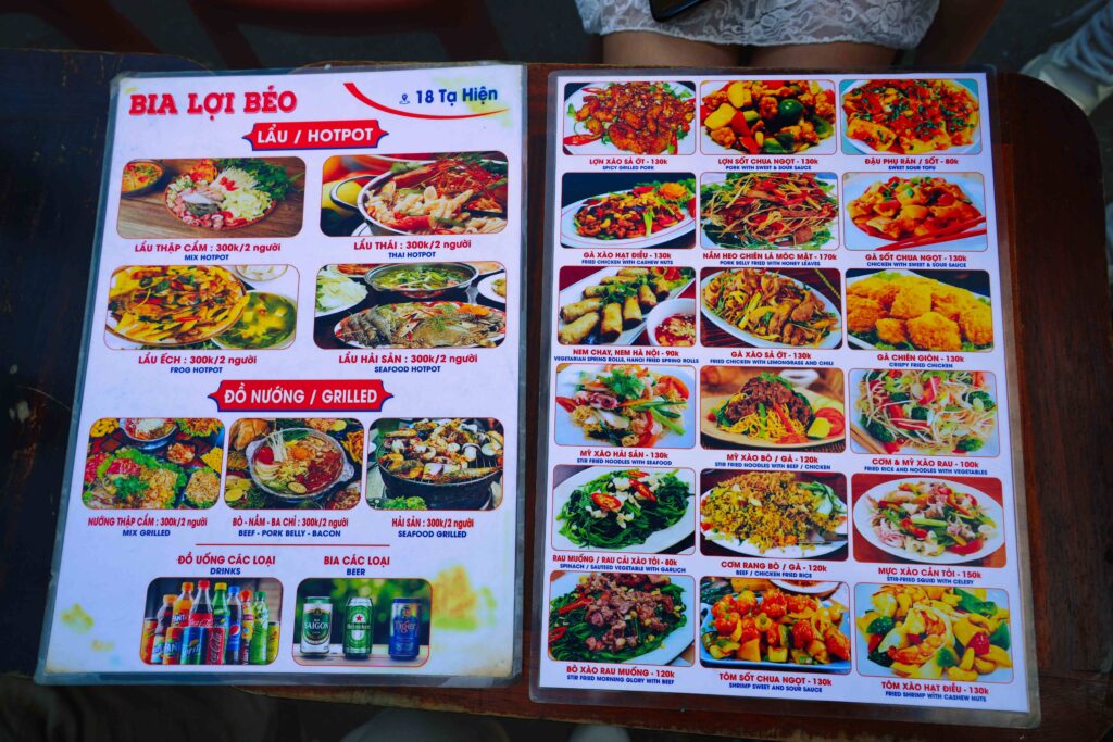 다양한 베트남 현지 음식이 가득한 맥주거리 식당의 메뉴판