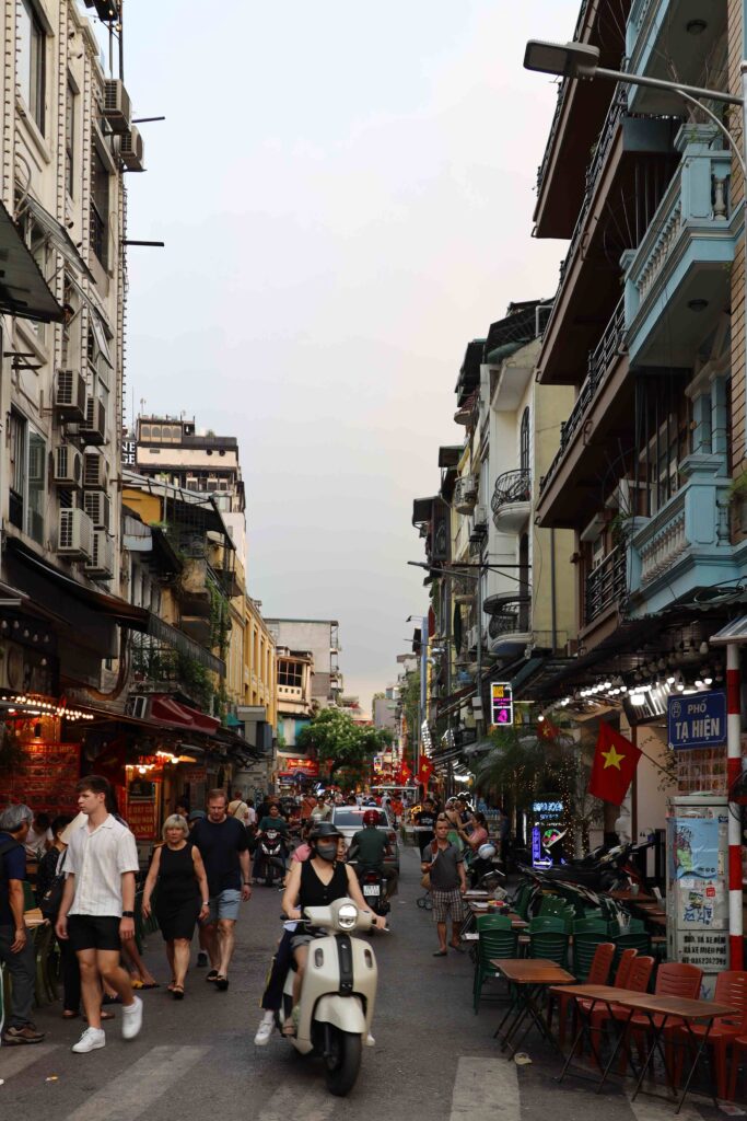 해질녘 오토바이와 사람들로 붐비는 하노이 맥주거리의 풍경