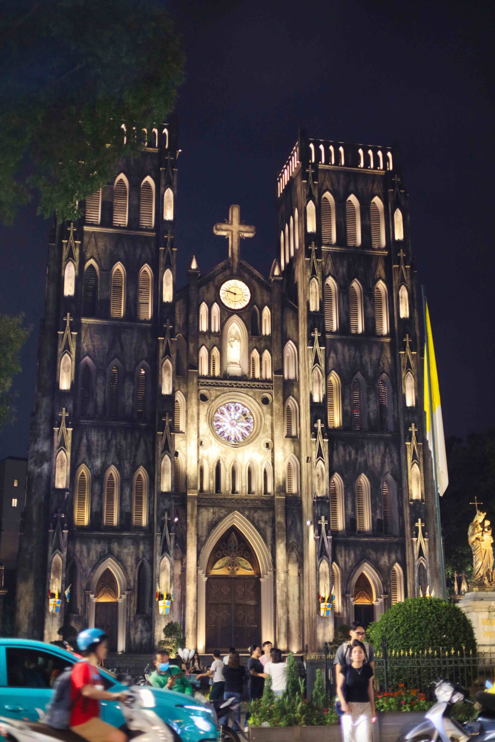 조명을 받아 빛나는 성요셉 성당의 중앙과 첨탑 야경