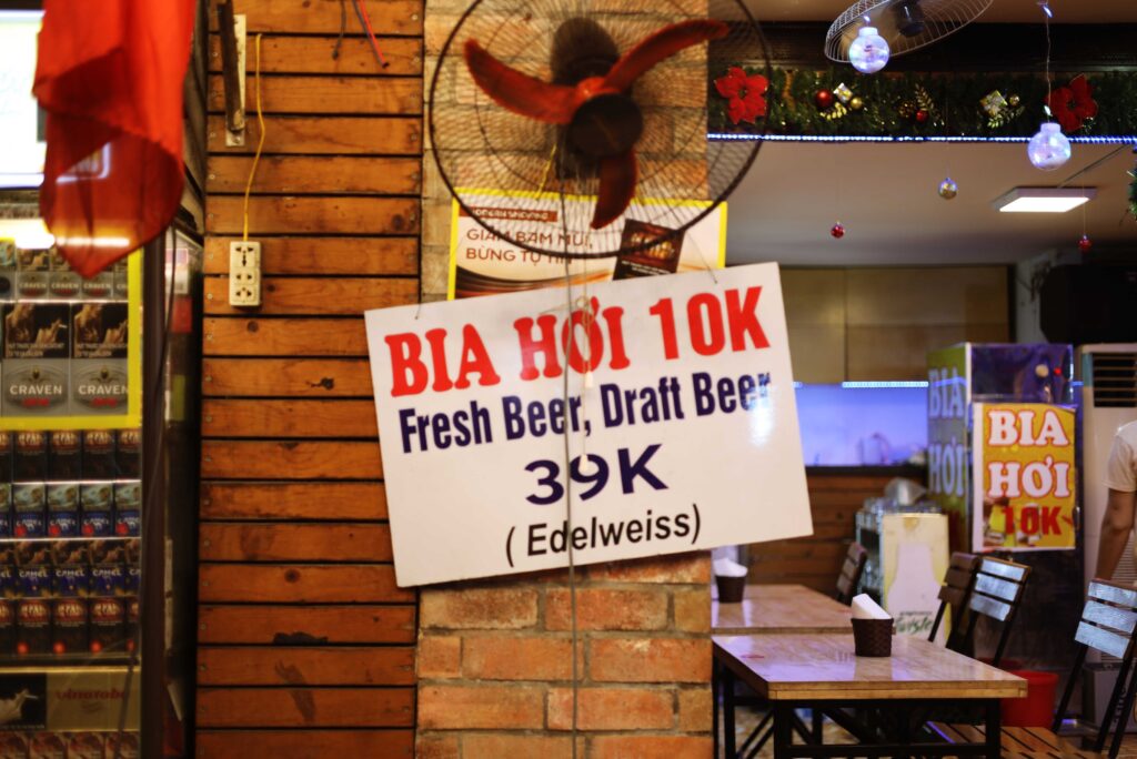 “BIA HOI 10K”가 보이면 1만동 생맥주 파는 집입니다. 가격이 먼저 보이면 주문이 훨씬 편해요.