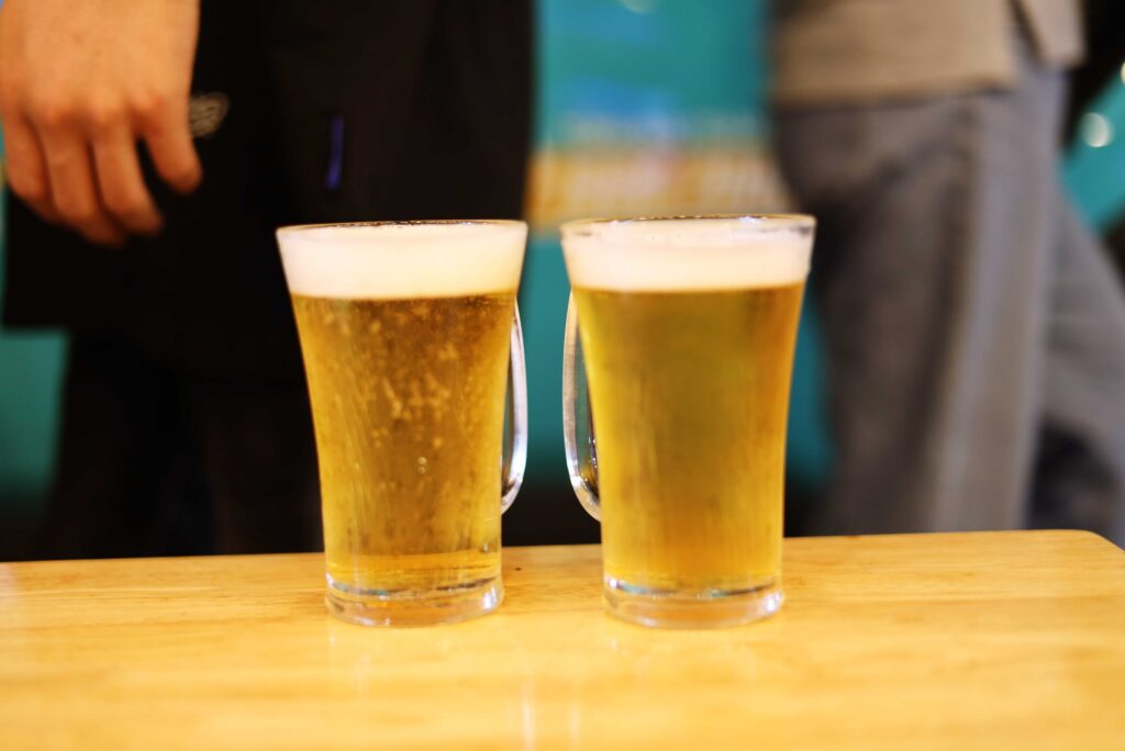 맥주거리에서 가장 많이 찍게 되는 컷입니다. 두 잔만 올려도 그날의 분위기가 기록돼요.