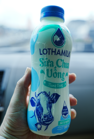 신선 우유 요거트 병 손에 들고