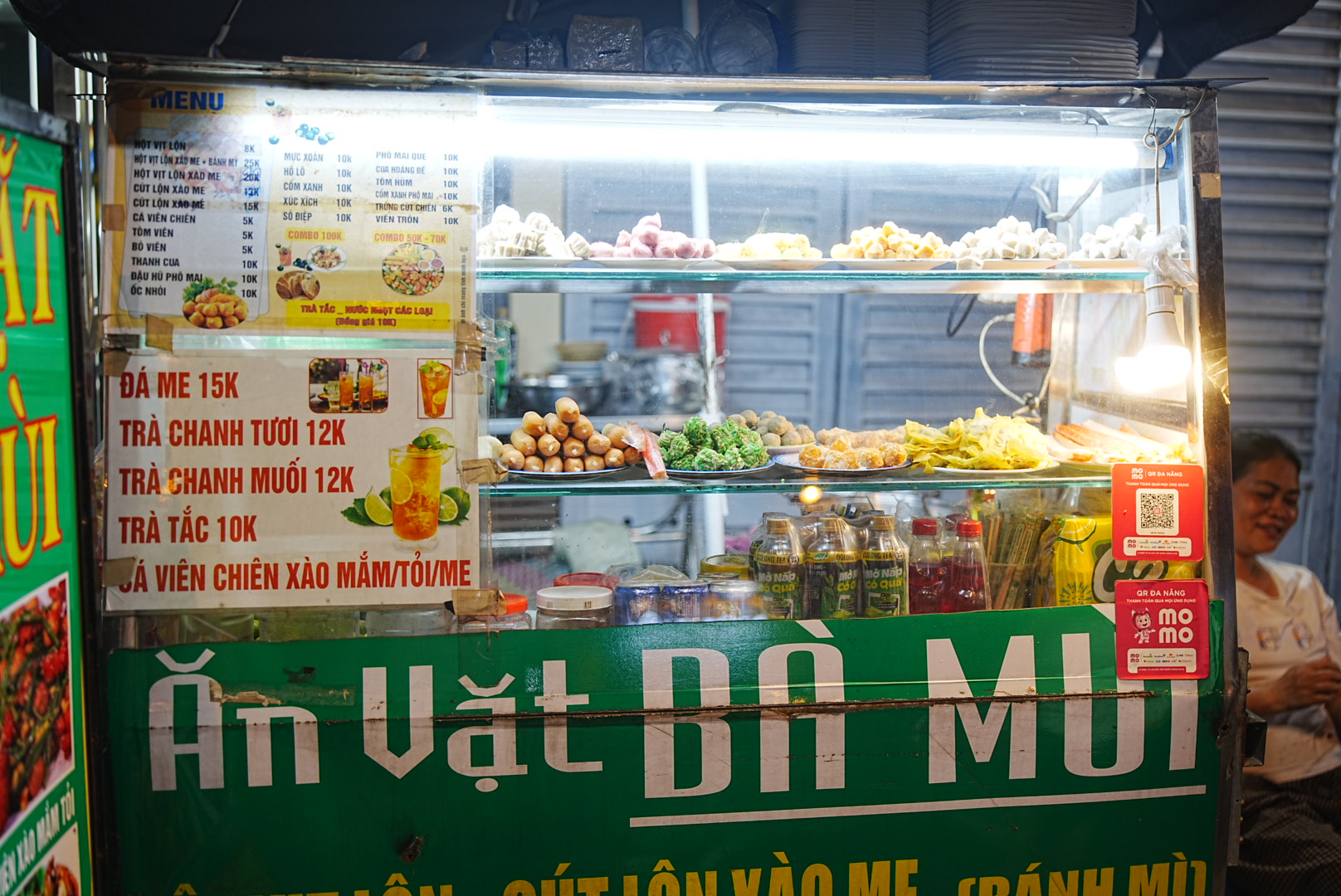 메뉴와 가격이 한눈에 보이는 바무어이(Bà Mười) 포장마차
